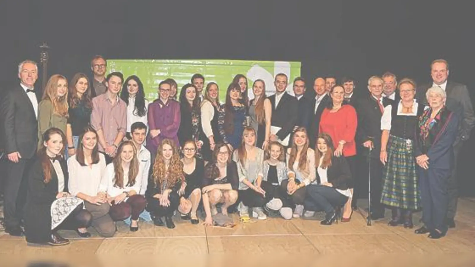 Landrat Christoph Göbel (rechts hinten) und Bürgermeister Günter Heyland mit den Geehrten beim Neubiberger Neujahrsempfang 2015. 	 (Foto: Boschert)