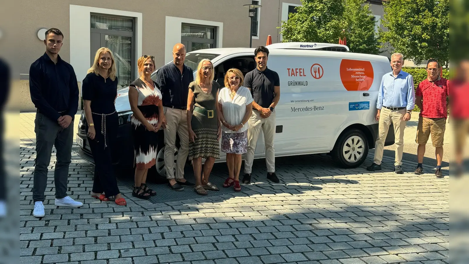 Bei der Fahrzeugübergabe: (v.l.) Luis Rieniets, Christina Schäffer, Ana Tolanov, Vorständin Barbara Portenlänger, Vorständin Dorothea Burghardt, Geschäftsführer Tobias Sicheneder (NbH), Dario Trinkgeld, Brgm. Jan Neusiedl, Markus Mai (NbH). (Foto: Trommen)