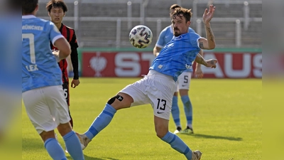 Kopfballstark: Dennis Erdmann. (Foto: Anne Wild)