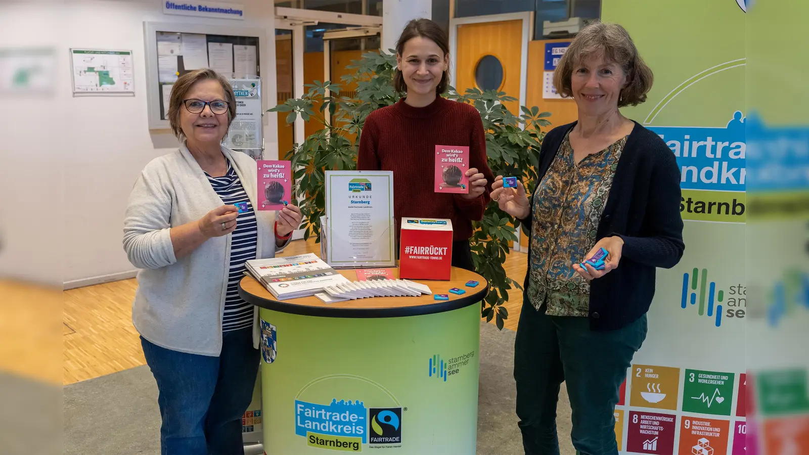 Einsatz für den Fairen Handel: v.l. Cornelia Kraus (Sprecherin der Fairtrade-Steuerungsgruppe), Leonie Müller (Eine-Welt-Promotorin) und Klimaschutzmanagerin Josefine Anderer.  (Foto: Landratsamt)