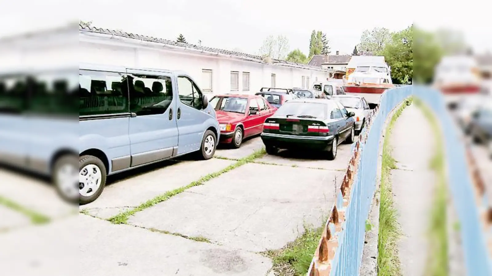 Abgemeldete Autos, ein Motorboot, eine Dönerbude (im Hintergrund), das Grundstück zwischen Barlowstraße und S-Bahnhof Englschalking ist wahrlich kein Schmuckstück.	 (Foto: ikb)
