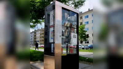 Der erste Bücherschrank in Moosach (Foto) steht in der Bunzlauer Straße. Die Borstei bekommt am 7. Oktober ihren eigenen. (Foto: Die Linie 1)