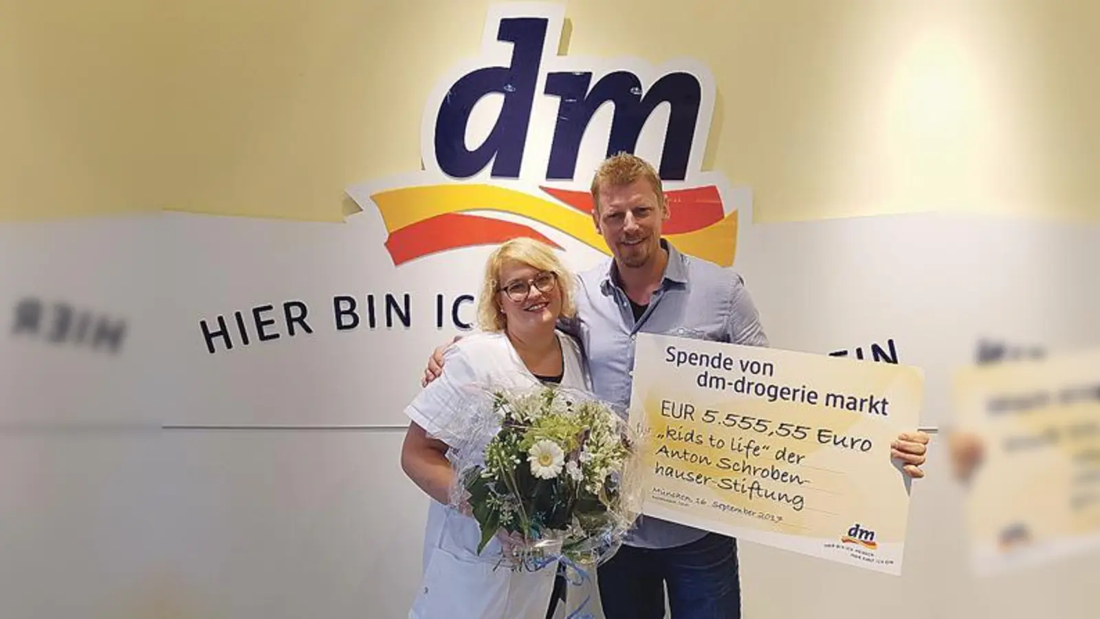 dm-Filialleitung Nancy Oeser mit Schauspieler Martin Gruber nach der erfolgreichen Aktion.	 (Foto: kids-to-life)