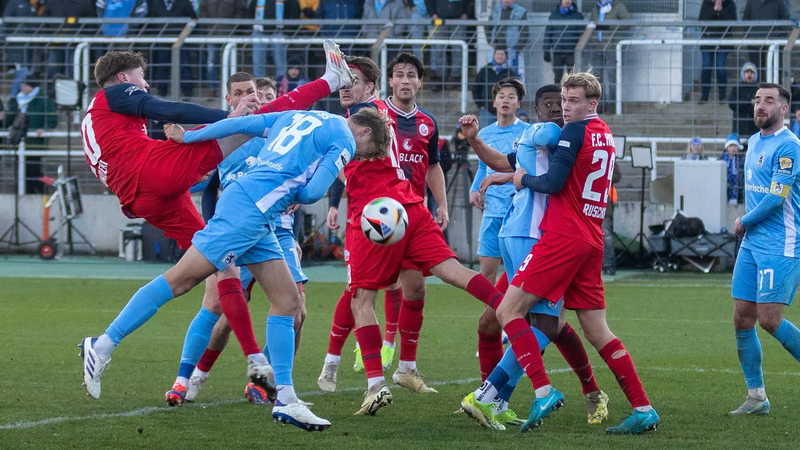 Gefährliches Spiel: Ryan Naderi vor Tim Kloss.  (Foto: Anne Wild)