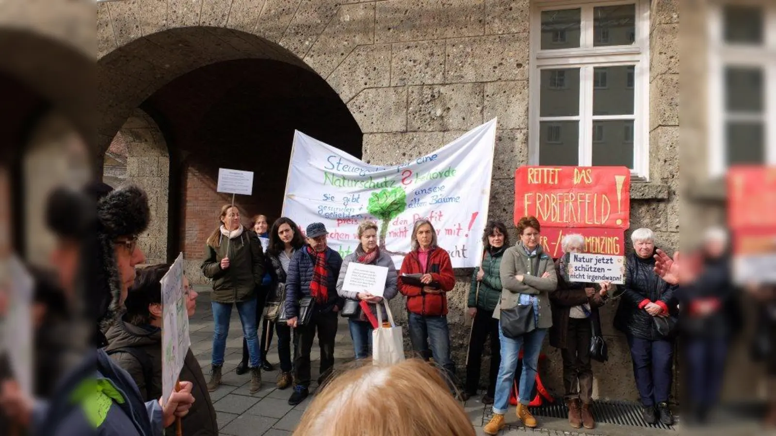 Mahnwache von der LBK: Bürgerinitiativen protestierten gegen die massive Bebauung und die Zerstörung von Naturflächen in Pasing und Obermenzing. Auch das Erdbeerfeld kam zur Sprache. (Foto: Monika Ermert)