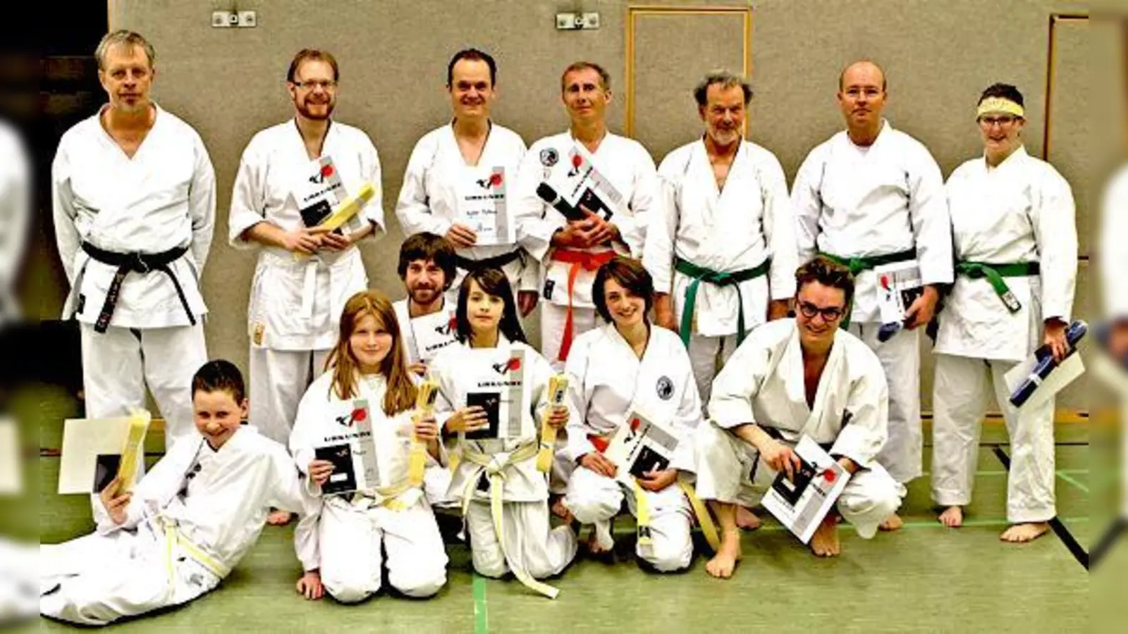 Prüfer Peter Henkel, Markus Thiede, Mathias Künlen, Manfred Walleitner, Michael Zschaeck, Christian Schulz, Carola Thiede Unten, von  (Foto: Tobias Grötschel, Mayra Grötschel, Ludwig Vielsmeier, Vinicius Borinski, Louisa Faust, Anian Künlen (v. l.). F:VA)