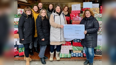 Initiatorin der Aktion Katja von Sassen (links) mit ihrem Team von Truma und NBHGeschäftsführer Oliver Westphalen und dem Tafel-Team Maya Riffeser und Carmen Ziegler (von rechts) bei der Übergabe der Päckchen.  (Foto: NbH Vaterstetten)