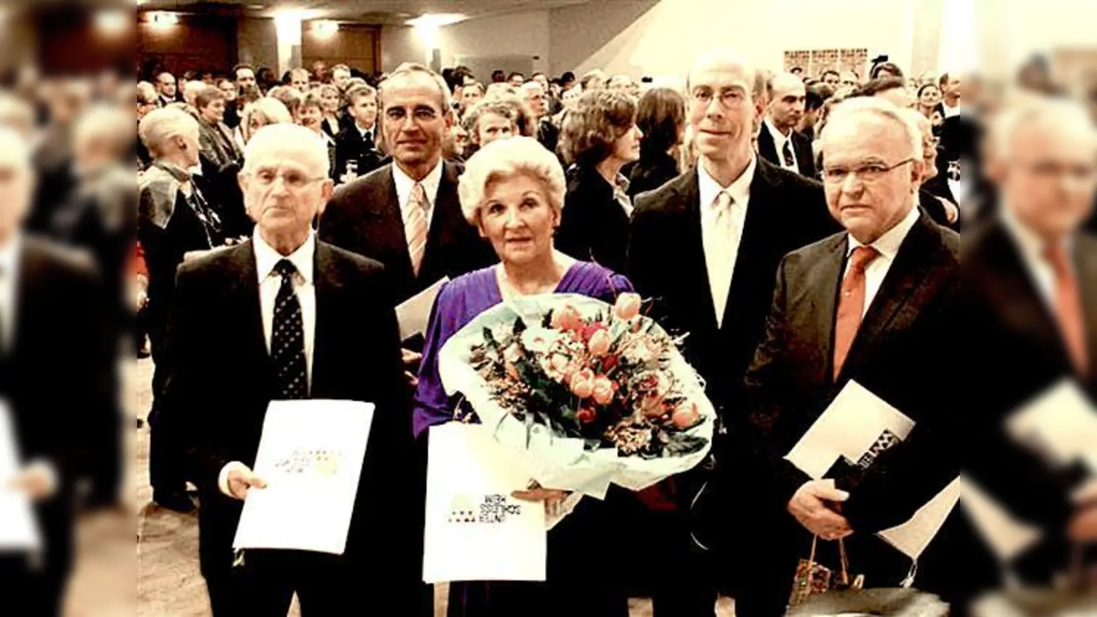 Bürgermeister Zeitler verlieh die Ehrenmedaille in Silber an (vorn v. l.)  Johann Hintermüller, Josefine Hoth, Dr. Klaus Zeilinger und  (hinten v. l.) Stefan Schneiders und  Hans-Peter Dreesbach.	 (Foto: VA)