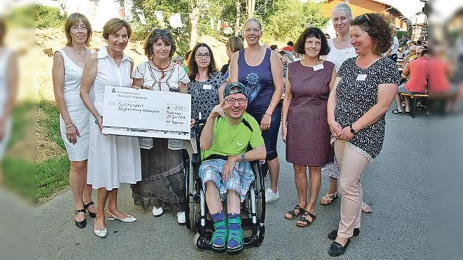 Marlene Burghart und Helene Kleeblatt, Ute Haury, Kathrin Seiler, Dirk Masek, Melanie Buchberger, Cornelia Hefter, Dr. Annette Stratmann und Christine Knittel (v.l.) bei der Scheckübergabe.	 (Foto: Privat)
