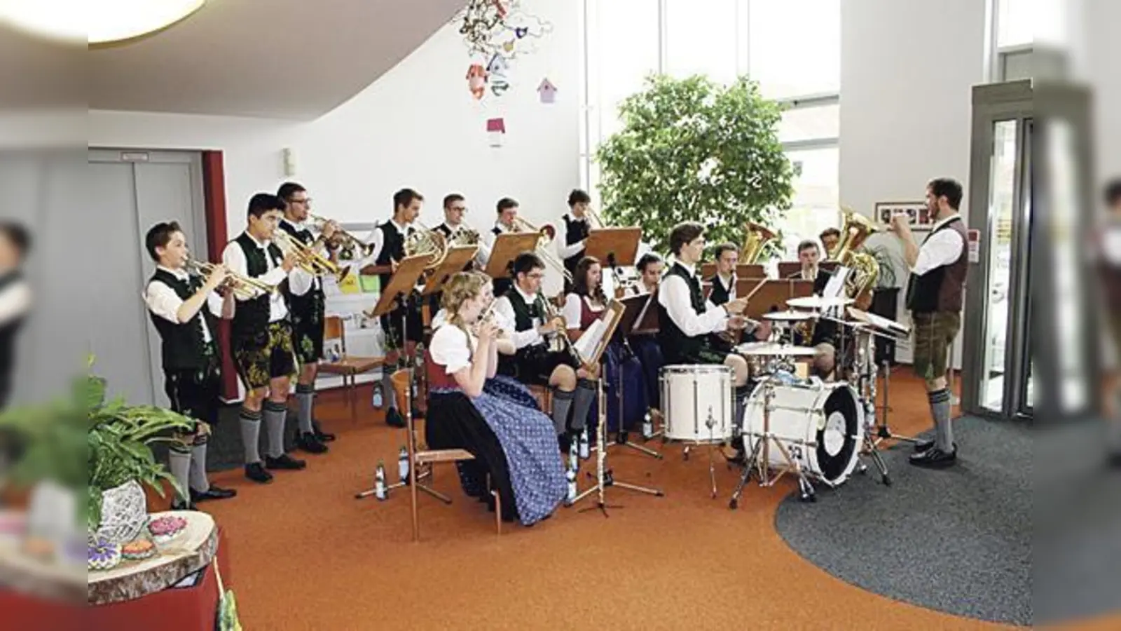 Viel Applaus ernteten die jungen Musiker der Blaskapelle Höhenkirchen-Siegertsbrunn für ihr Konzert im Seniorenzentrum.	 (Foto: VA)