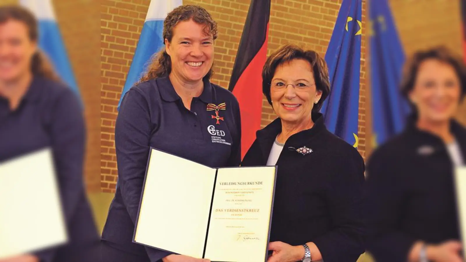 Für Susanne Pechel ist die Auszeichnung aus den Händen von Staatsministerin Emilia Müller eine Würdigung ihres 35-jährigen Engagements in aller Welt.	 (Foto: CED)