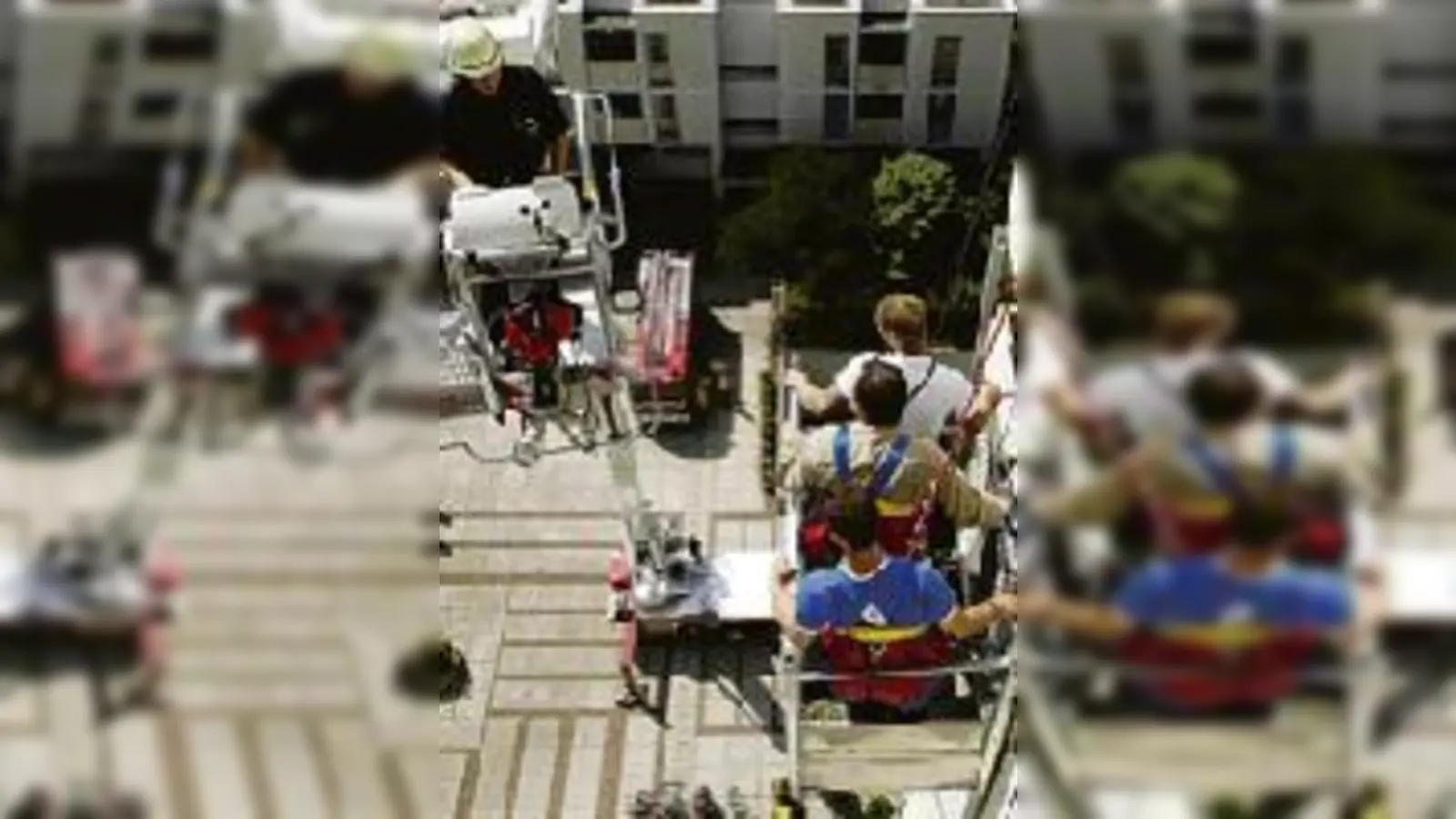 Nichts für Leute mit Höhenangst  die vier Arbeiter konnten sicher gerettet werden. 	 (Foto: Feuerwehr)