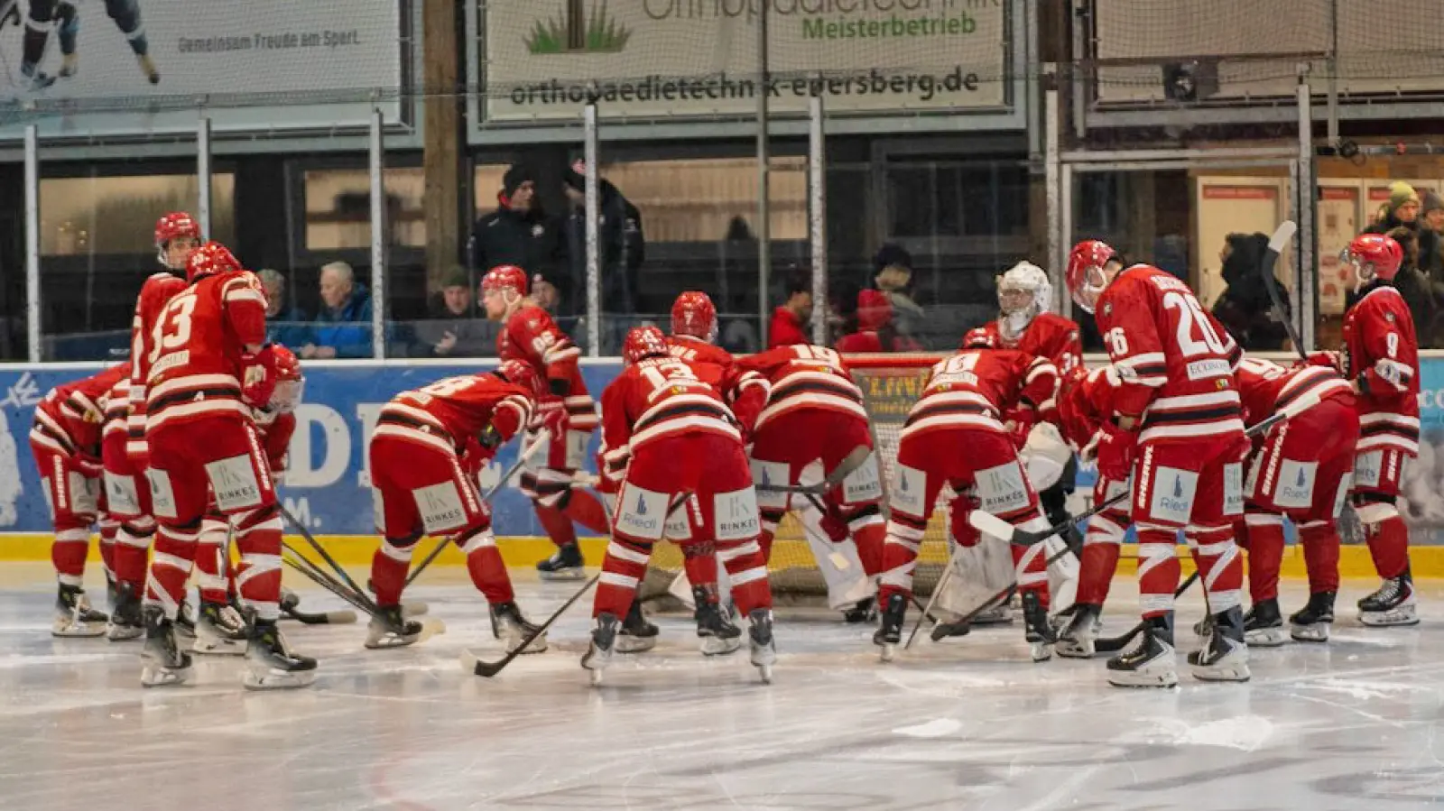 Das Team des EHC Klostersee vor dem Spiel: In der kommenden Saison soll es auf einigen Positionen verjüngt werden. (Foto: smg/EHC)