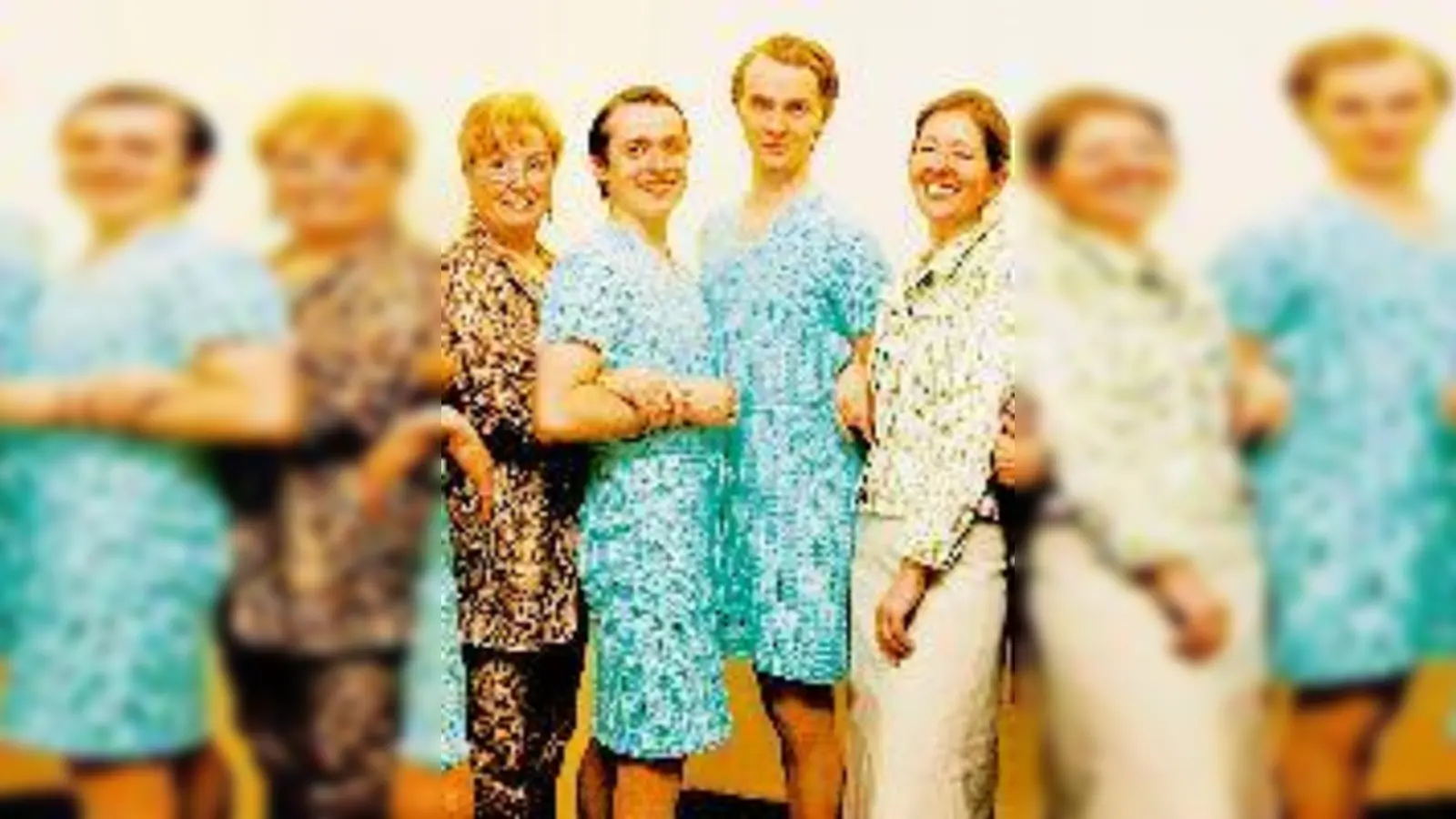 Häkelten schicke Häkelkleider für die Schauspieler des Vokstheaters (v.l.n.r.): Ursula Lettenbauer, Karsten Dahlen, Anna Freisinger, Benjamin Mährlein, Christian Stadlhofer, Renate Fuhrmann, Gudrun Meyer, Thorsten Krohn.	 (Foto: J. Seyerlein)