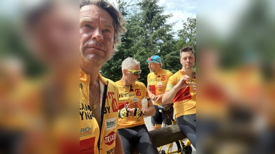 Das Team hat die Grenze überquert und radelt nun in Frankreich weiter. Ziel: Paris. (Foto: Team Rynkeby)