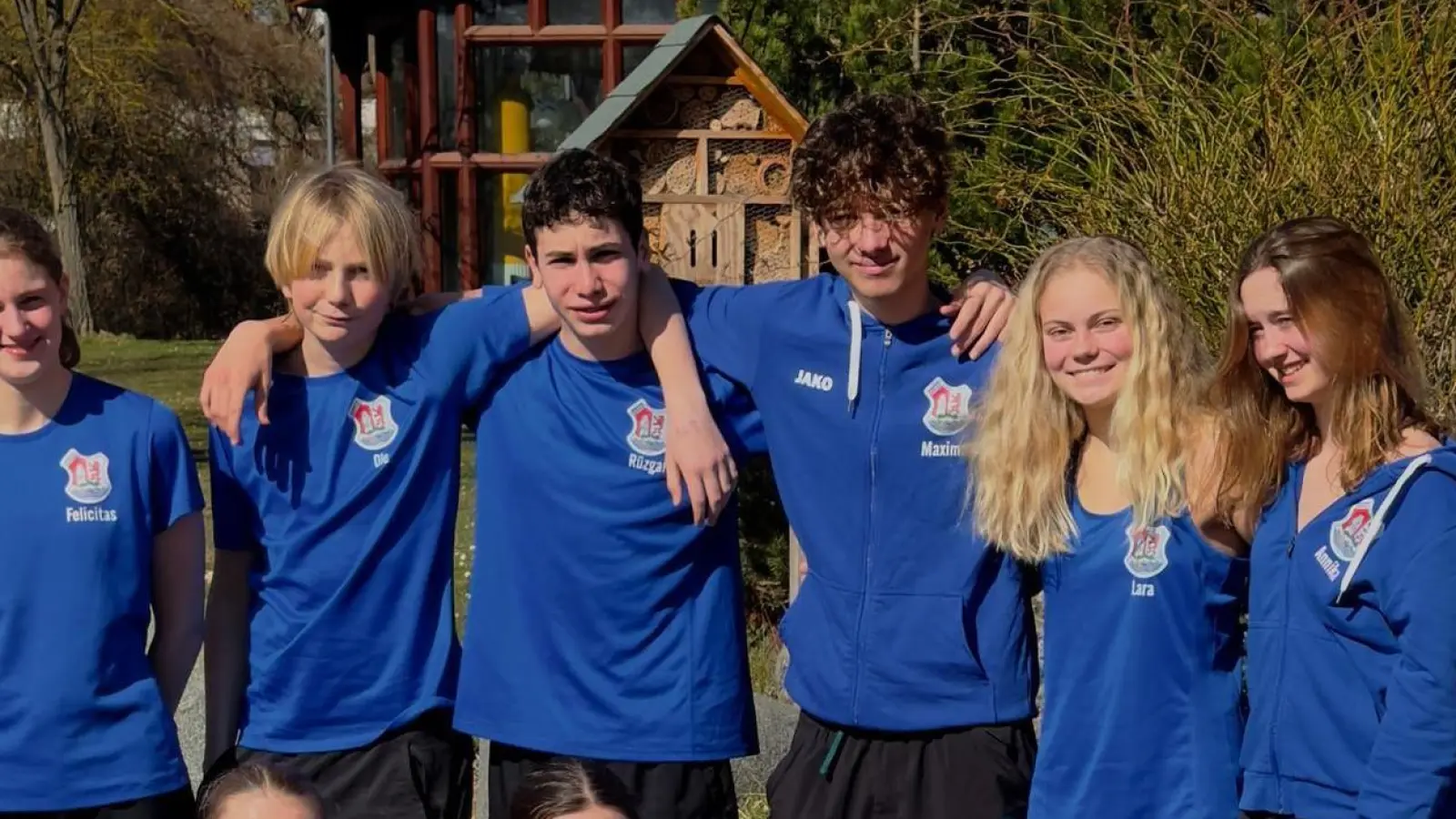 Holten in beim Swim Meet in Erlangen zahlreiche Medaillen und freuen sich auf den nächsten Übernachtungswettkampf: Schwimmerinnen der SSG Neptun. (Foto: SSG Neptun Germering)