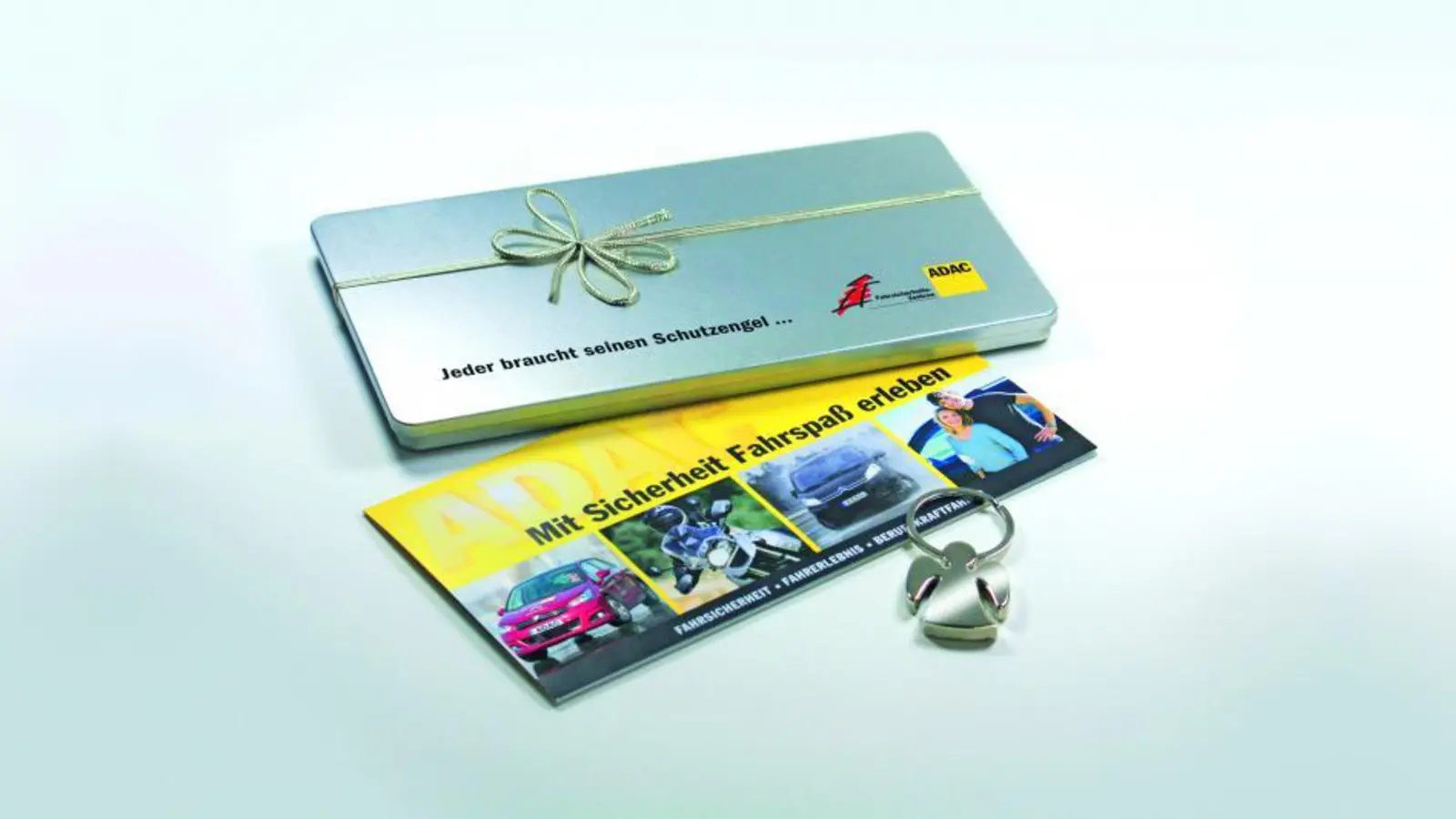 Kommt gut an: <br>ADAC Geschenkbox mit <br>Schlüsselanhänger und Fahrsicherheits-<br>Trainingsgutschein. (Foto: ADAC)