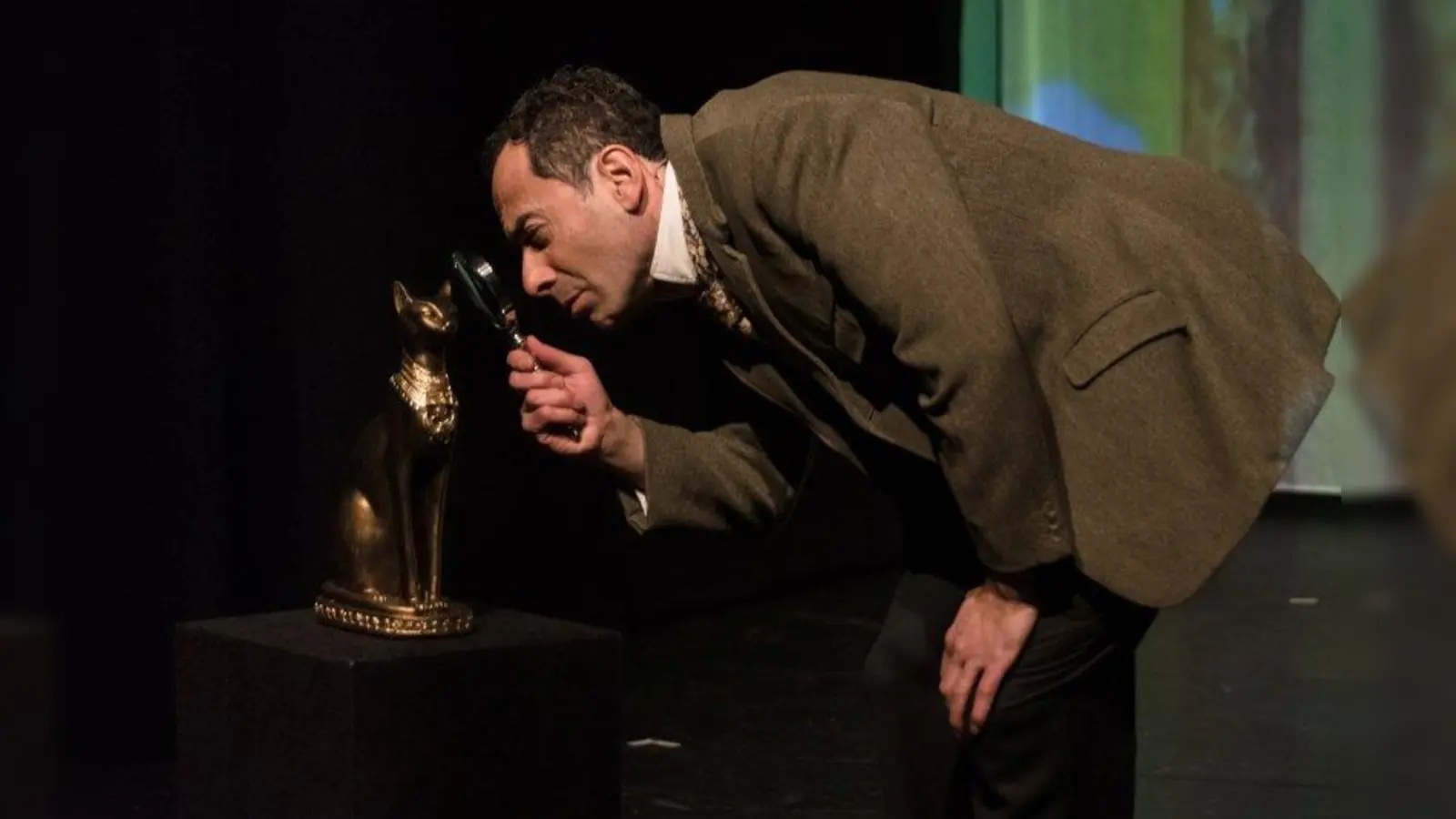 Sherlock Holmes (Ethan Freeman) ermittelt im Deutschen Theater München. (Foto: Stefan Wagner)