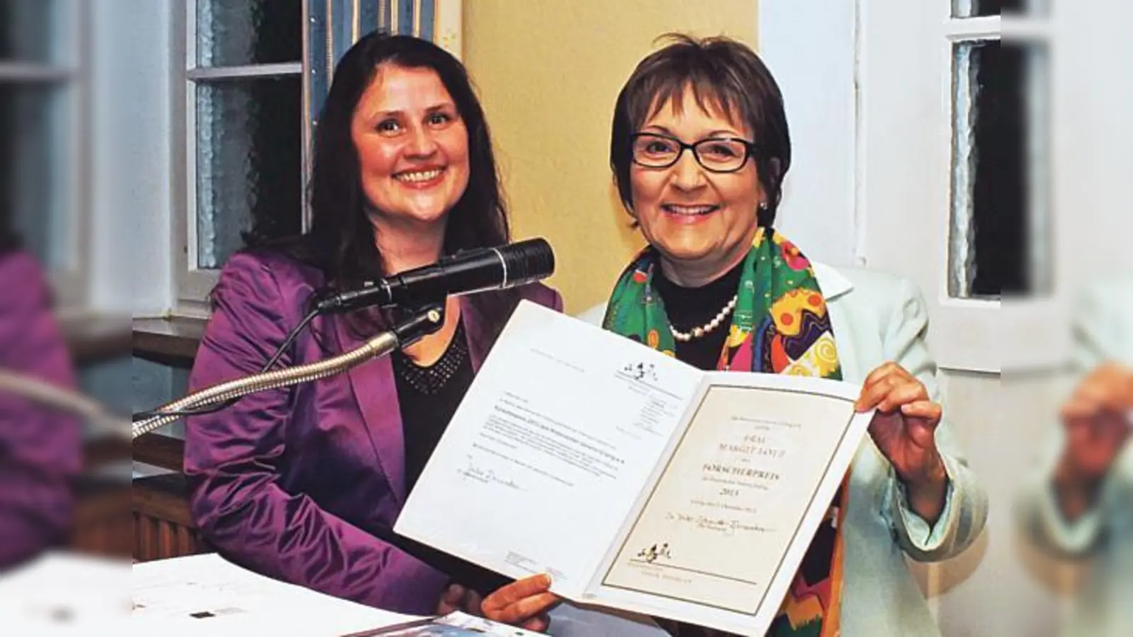 Lehrerin Margit Lotz (rechts) hatte das Projekt »Kulturführer für Kinder« geleitet	. Sie erhielt eine Urkunde von Heike Schmidt-Kronseder, Vorsitzende des Historischen Vereins.  (Foto: kw)