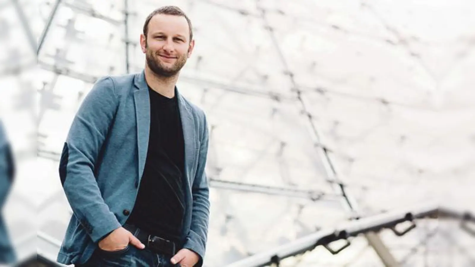 Der Songpoet Andi Weiss präsentiert Lieder un Geschichten zum Nachdenken und Schmunzeln.	 (Foto: VA)