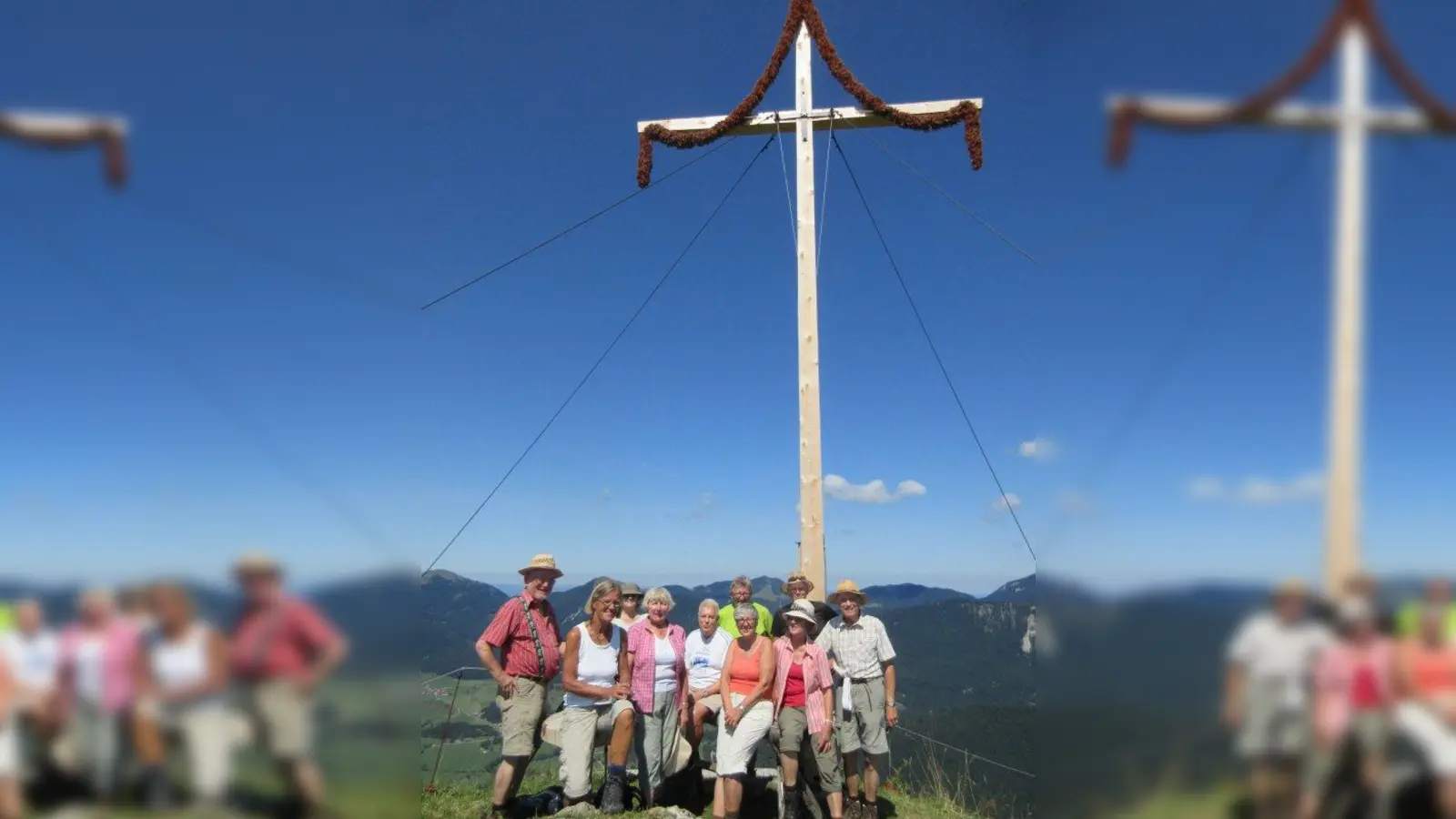 Die Bergwandergruppe des TSV Eintracht Karlsfeld auf dem 1532 Meter hohen Staffel. (Foto: TSV Eintracht Karlsfeld)