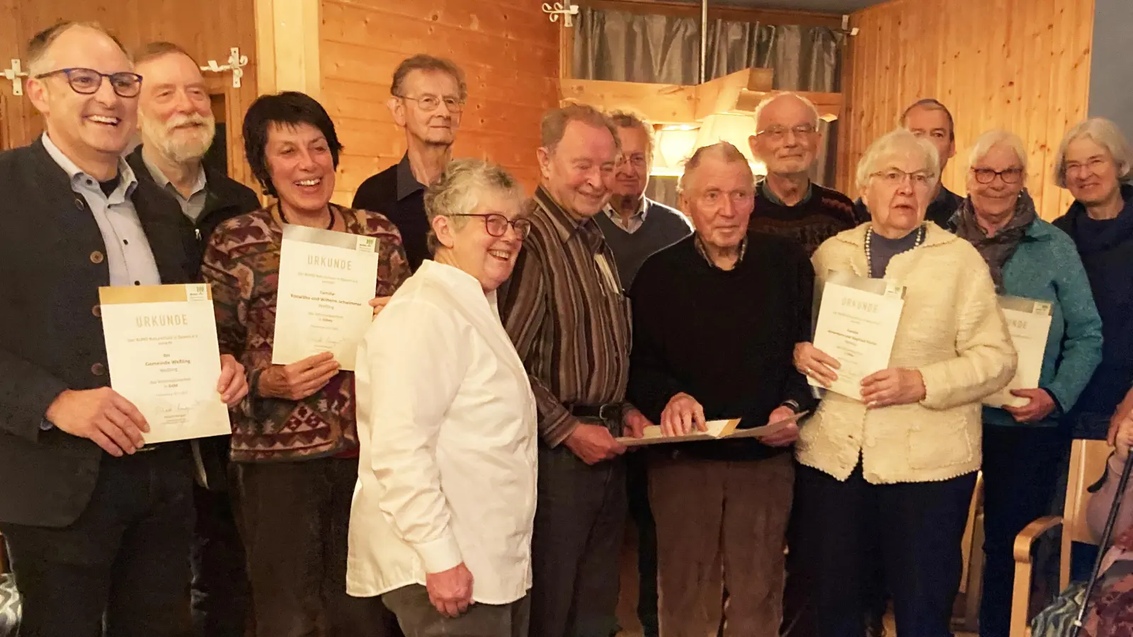 Bürgermeister Michael Sturm (l.) und Walter Follner (6.v.l.) freuten sich mit den Mitgliedern über die 40 Jahr-Feier des BN Weßling und die Auszeichnungen. (Foto: BN Weßling)