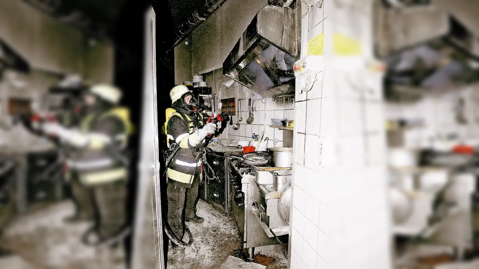 Durch Atemmasken geschützt löschten die Einsatzkräfte der Feuerwehr den Brand.	 (Foto: Feuerwehr)