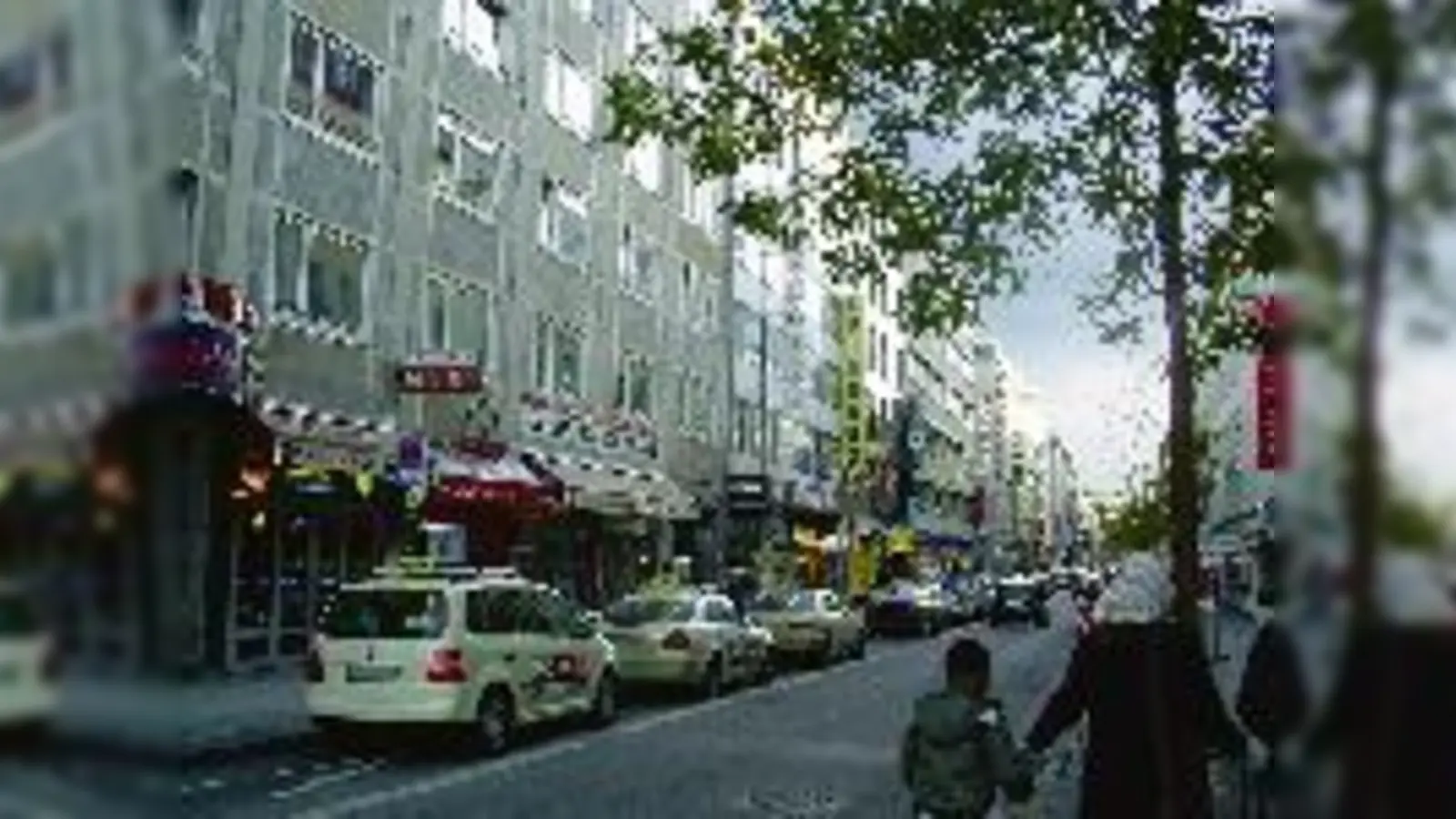 Trotz manch trister Fassade hat das Bahnhofsviertel mit seinen diversen Geschäften, Moscheen und Kunstateliers viele bunte Seiten. Die will der Ortsverband mit seinem Vorsitzenden Fritz Wickenhäuser ins rechte Licht  (rücken.F.: js)