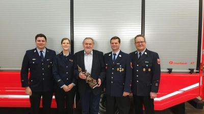 Als Dank für die gute Zusammenarbeit überreichte die Freiwillige Feuerwehr Anzing dem scheidenden Bürgermeister Franz Finauer (Mitte) eine Floriansfigur. (Foto: FFW Anzing)