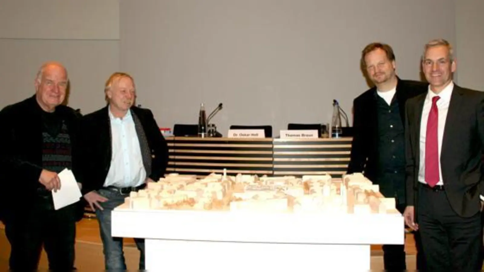 BA 3-Chef Oskar Holl (von links) mit Andreas Uhmann vom Planungsreferat, dem Architekten Louis Becker und Thomas Braun, der als Projektleiter bei Siemens für den Konzernneubau zuständig ist.	 (Foto: js)