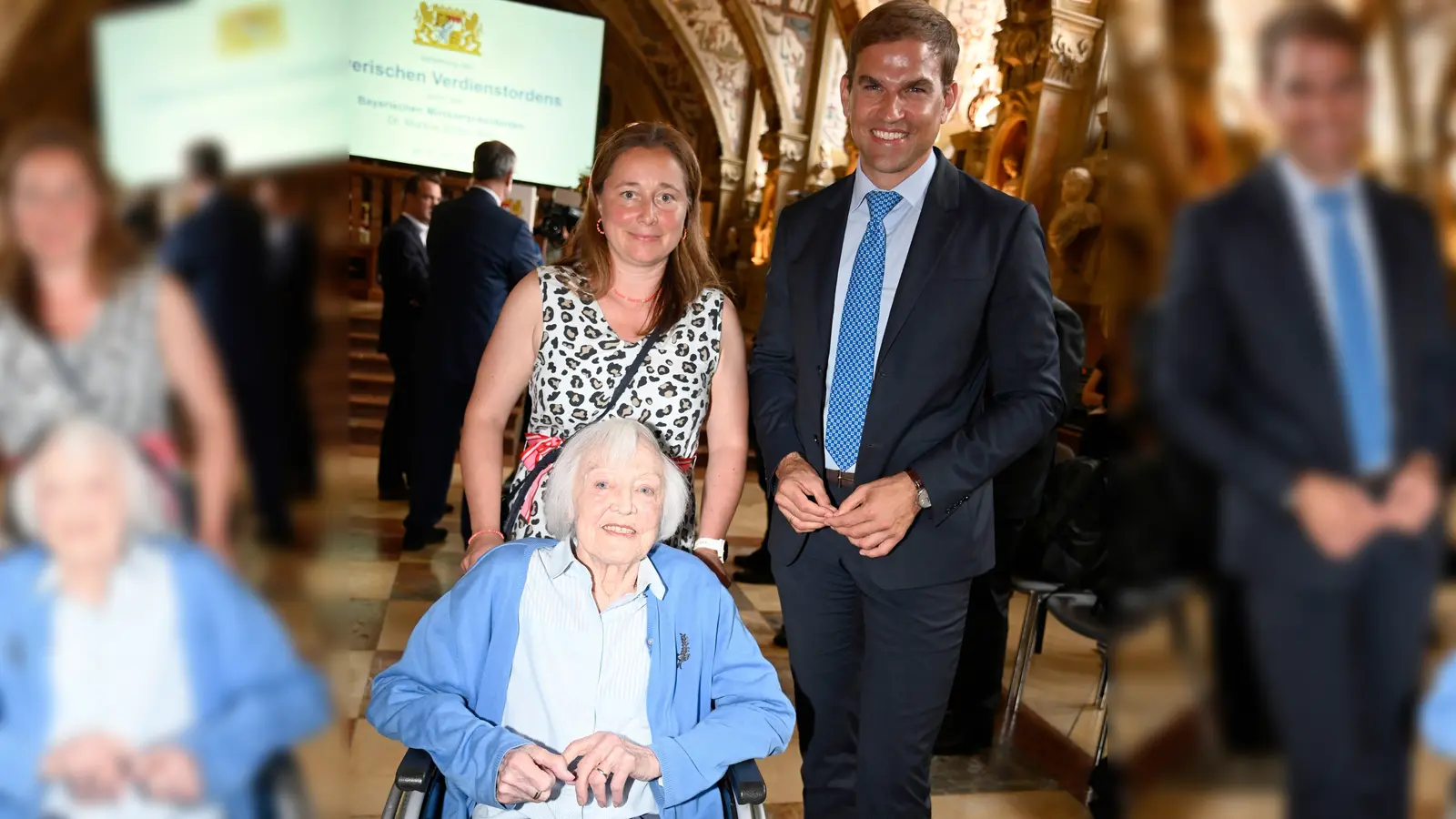 Lioba Strößenreuther mit ihrer Enkelin Anna Kalina und MdL Maximilian Böltl bei der Verleihung des Bayerischen Verdienstordens. (Foto: BrauerPhotos / P.Schoenberger)