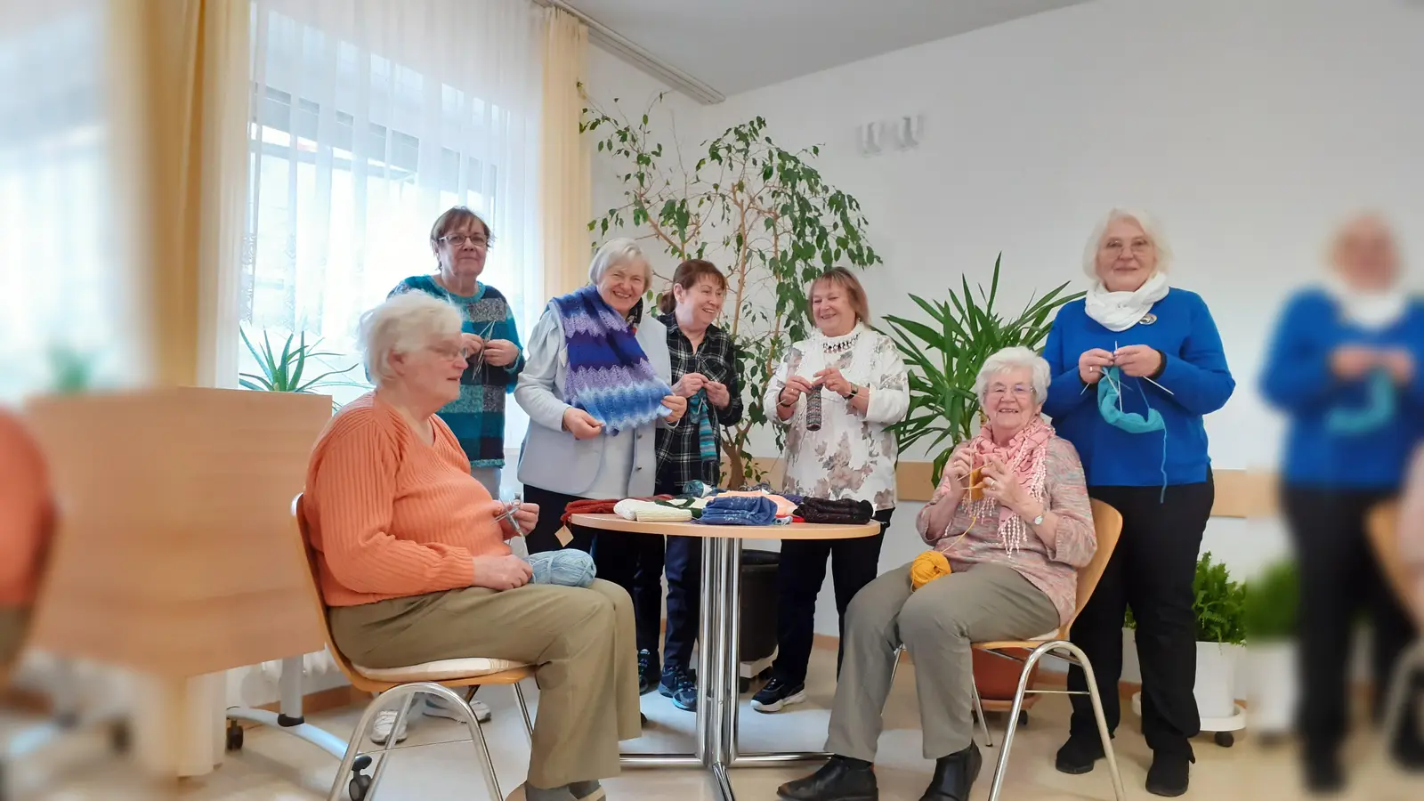 Jeden Dienstag treffen sich die Damen zu einem unterhaltsamen Nachmittag. Neue Mitstrickerinnen sind herzlich willkommen! (Foto: mha)