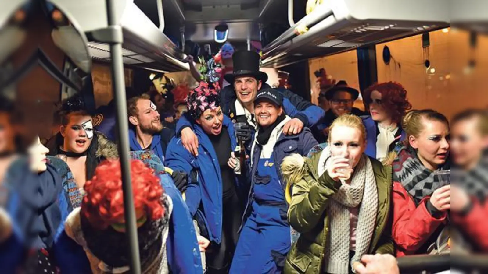 Mit dem MFC-Bus »auf Montage«: Die Garde des MFC und Redakteurin Katja Brenner (2. v. r.). 	 (Foto: Alex Staudinger)