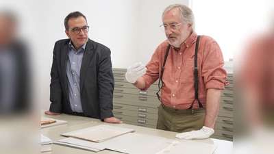 Autor Mark Walker (r.) mit Archivleiter Matthias Röschner im Archiv des Deutschen Museums, wo Geheimdokumente zum Atomprogramm der Nazis verwahrt sind.  (Foto: © Deutsches Museum)