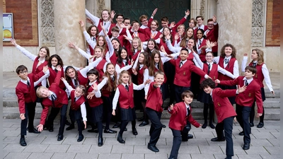 Mit Schwung und frischen Stimmen: Durch verschiedene Epochen und Muskrichtungen führen die Münchner Chorbuben und Münchner Chormädchen ihr Publikum. (Foto: Junge Chöre München)