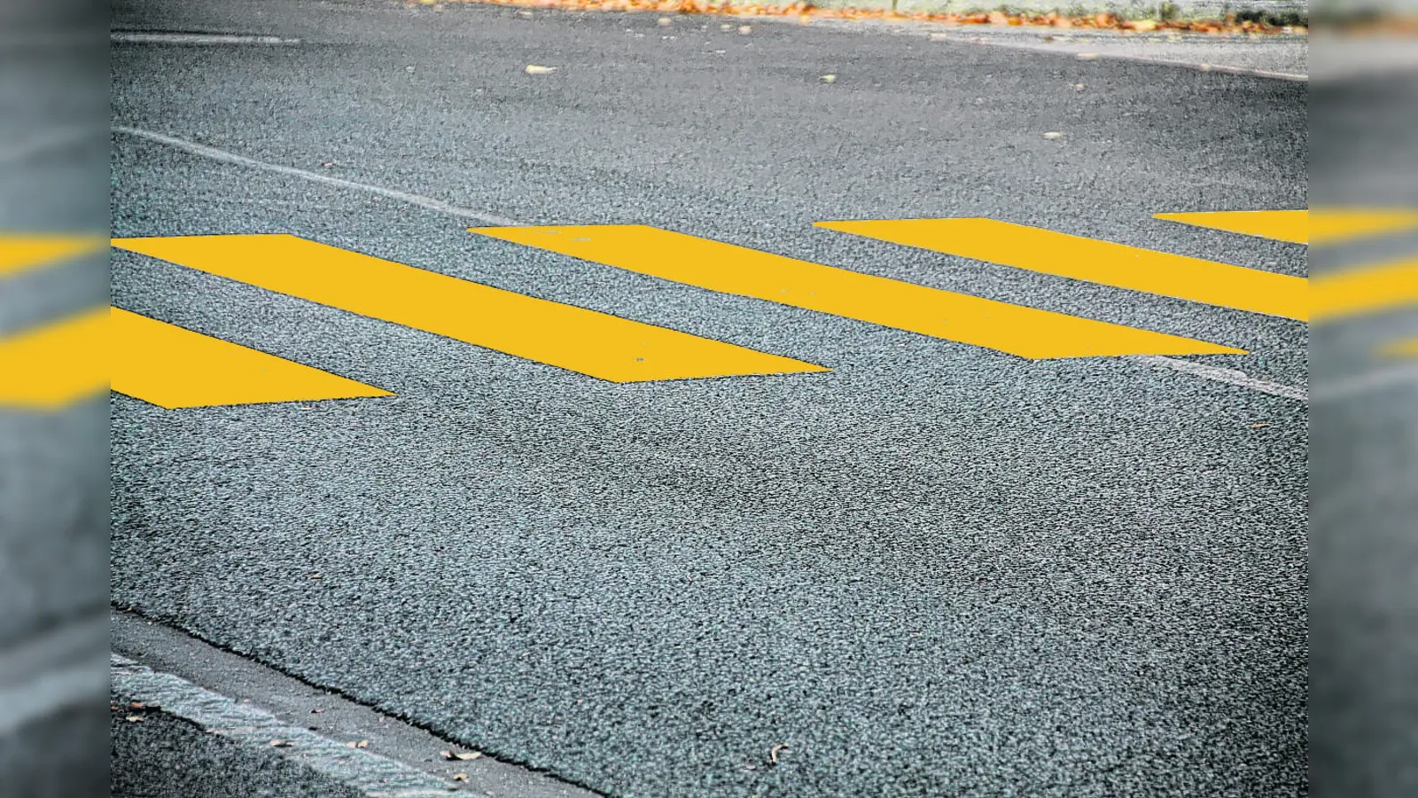 Nicht wie gewöhnlich weiß, sondern gelb ist der Zebrastreifen in der Sparkassenstraße. Er ist auch nur vorübergehend, im Rahmen eines Pilotversuches, dort.  (Symbolbild: bb)