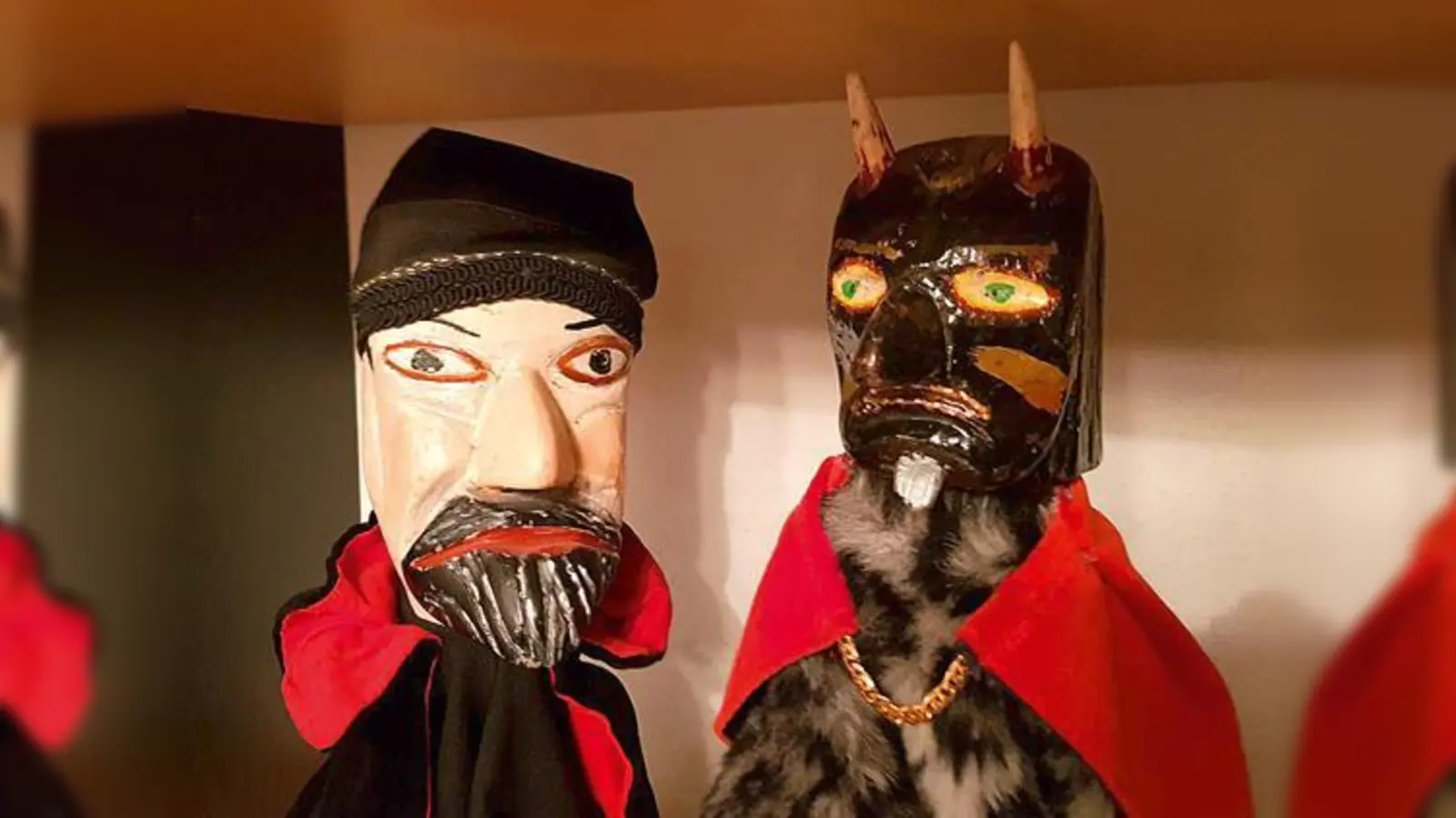 Der Kasperl-Fischer kommt mit Dr. Faust und Mephisto.	 (F.: VA)