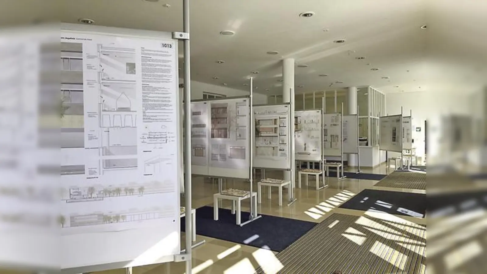 17 Entwürfe zur neuen Haarer Grundschule im Foye des  Haarer Rathauses. 	 (Foto: Gemeinde Haar)