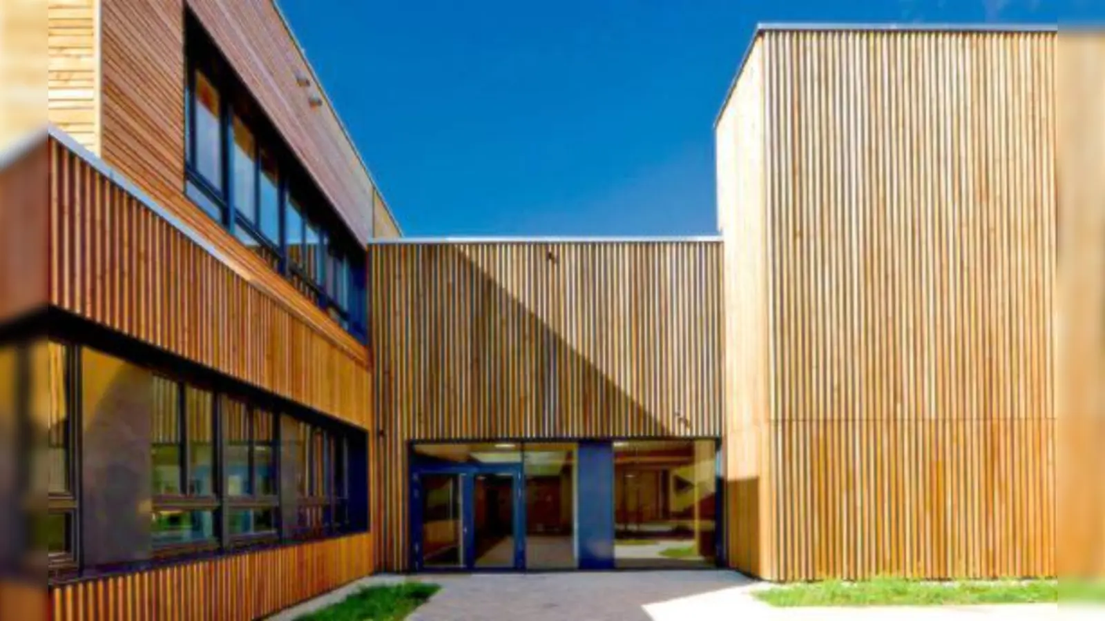 Das Gymnasium Neubiberg aus dem Jahr 1976 wurde für rund 21 Millionen Euro generalsaniert. Das Ergebnis kann sich sehen lassen.  (Foto: Jochen Weissenrieder:)