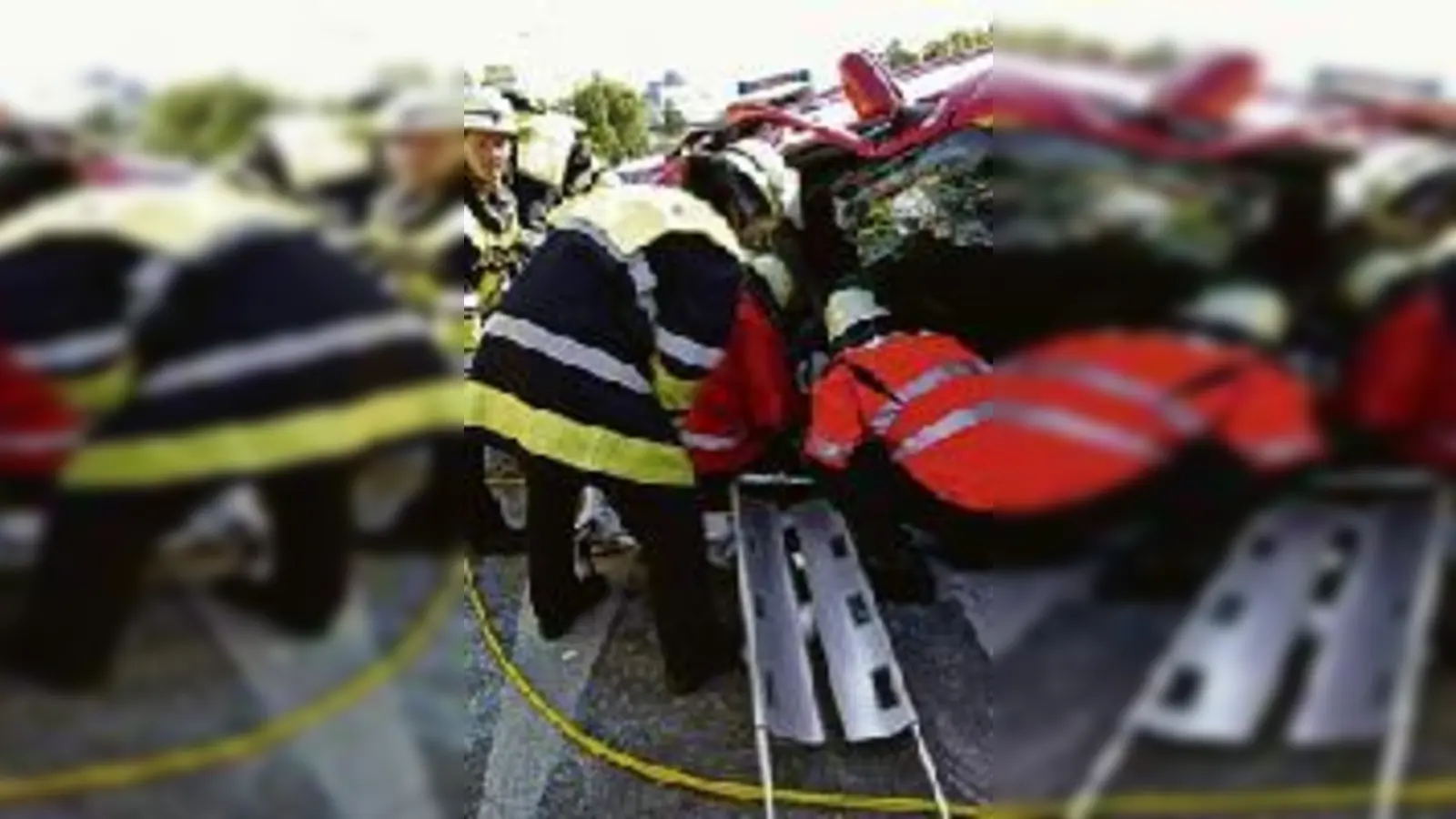 Die Feuerwehr war bei dem schweren Unfall auf dem Innsbrucker Ring gefordert, und musste ein Unfallopfer aus dem Auto herausschneiden.  (Foto: Feuerwehr)
