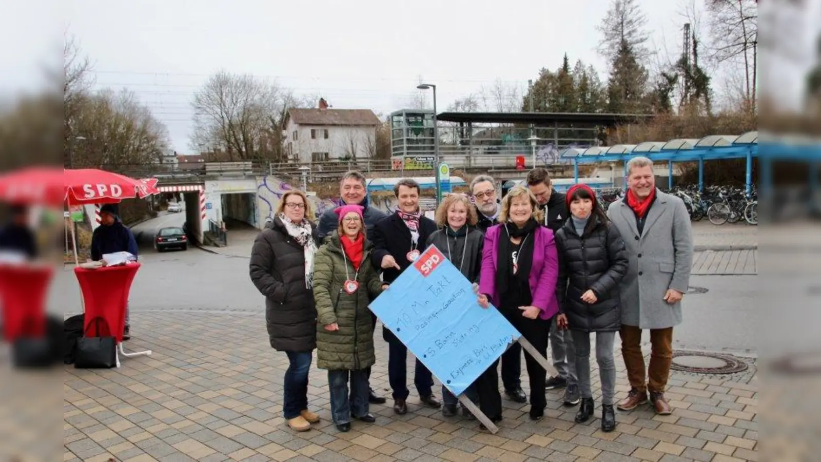 „Tour auf den Öffentlichen”: die SPD-Kandidaten fuhren einen Tag lang öffentlich, sprachen mit Fahrgästen und demonstrierten für einen ausgebauten Nahverkehr. Christiane Kern, Annette Kitzmann-Waterloo, Hubert Böck, Omid Atai, Christine Berchtold, Christoph Meier, Annette Gansmüller-Maluche, Florian Schadt, Bela Bach und Harald Zipfel (von links). (Foto: us)