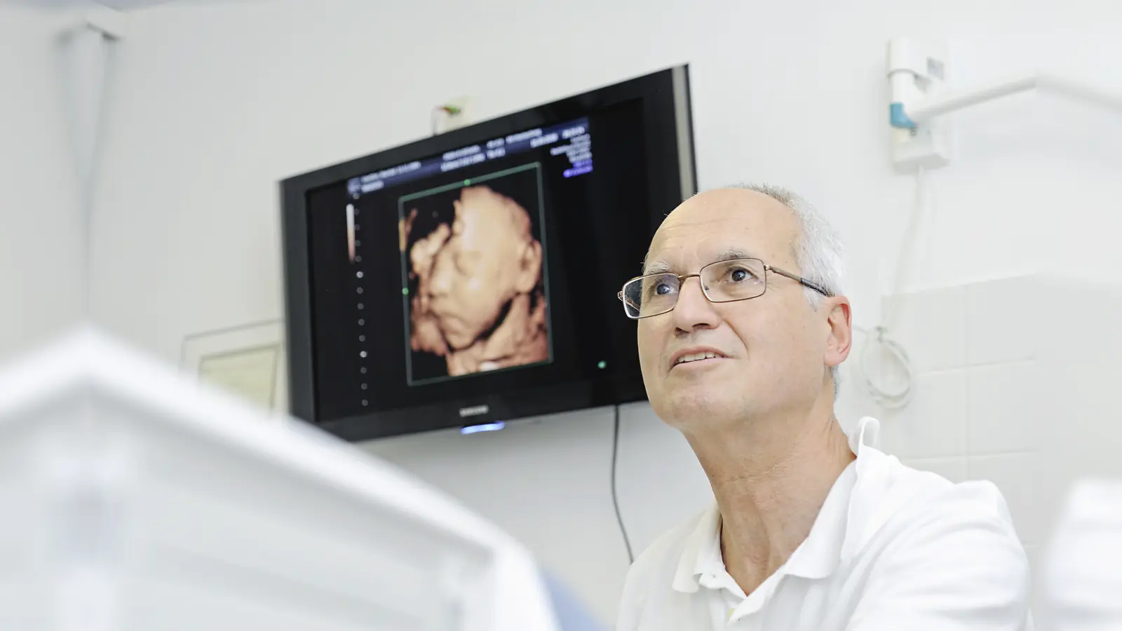 Prof. Dieter Grab, Chefarzt der Frauenklinik Harlaching und Neuperlach, wurde jetzt von Kollegen, Wegbegleitern und vielen Patientinnen herzlich verabschiedet. (Foto: VA)