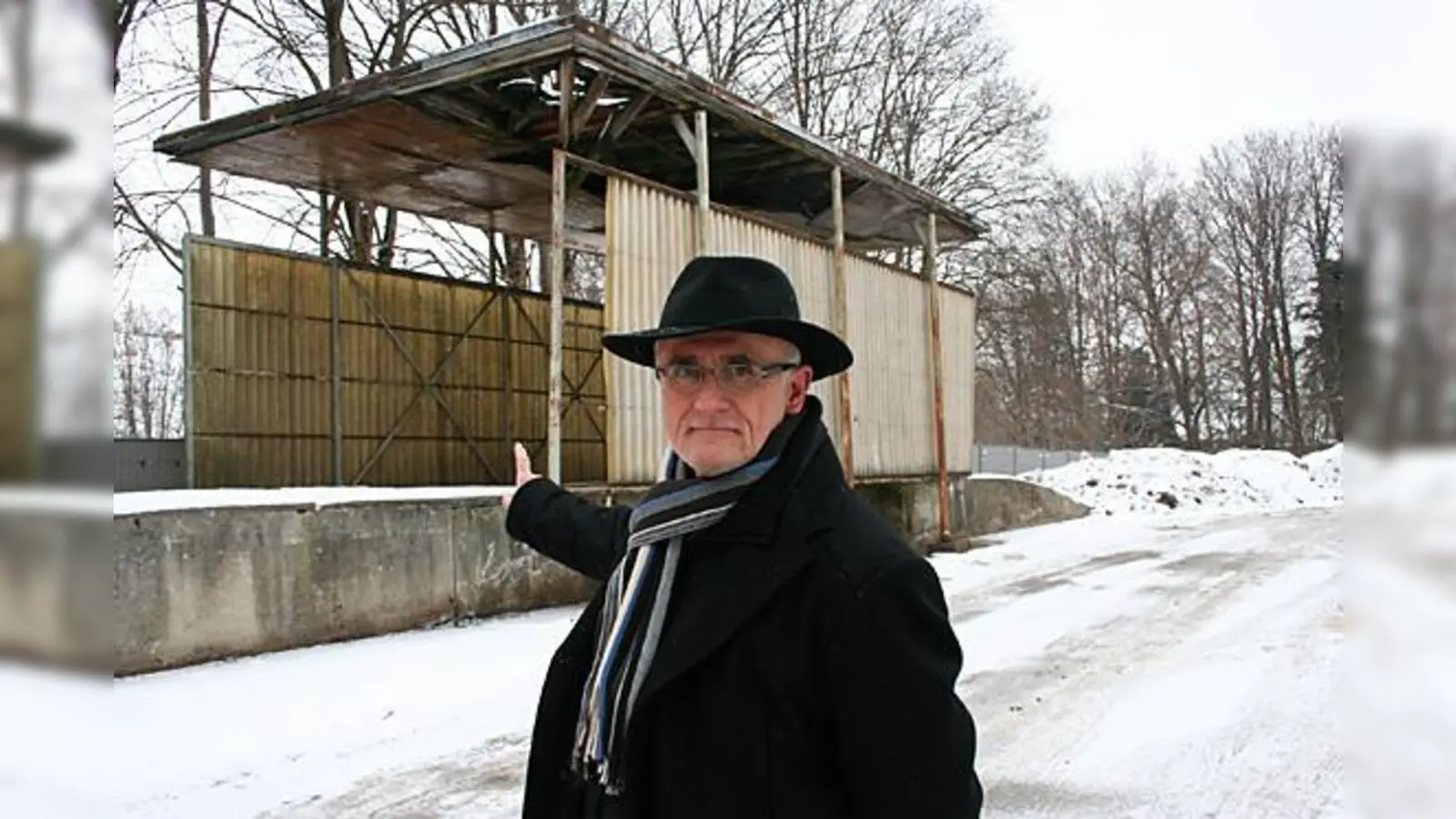 Eine alte Panzerrampe ist dem Neubau des Gymnasiums im Weg. Rudolf Deser erläutert die geplante Räumung des Kasernengeländes.  (Foto: ws)