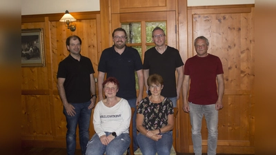 Die neue ESV-Vorstandschaft (von links stehend): 2. Vorsitzender Pirmin Mohr, Schatzmeister und 1. Schützenmeister Florian Kling, Schriftführer Christian Liebscher, 2. Schützenmeister Thomas Fabian sowie (von links sitzend) 1. Spartenleiterin Kegeln Annett Franke und 1. Vorsitzende Safia Kling. (Foto: ESV Weilheim)