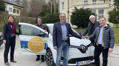Den Schlüssel für das Carsharing-Dienstfahrzeug, das auch von den Bürgern gebucht werden kann, nimmt Bürgermeister Michael Sturm (Mitte) in Empfang. (Foto: pst)