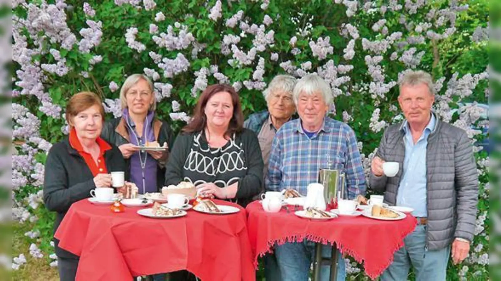 Auf dem  (Foto: GRin Brigitte Scholle, GRin Anke Schuster, Bauamtsleiterin Christiane Kmoch, Klaus Hornung, Peter Lemmen, GR Harald Kirch (v. l.))