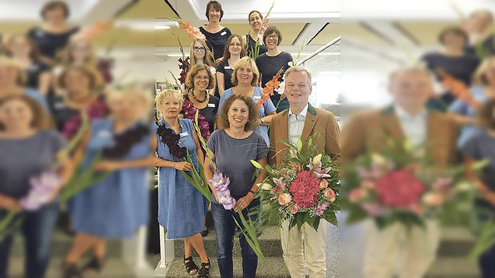 Bürgermeister Jan Neusiedl gratuliert Gabriele Oswald und dem Team der Gemeindebibliothek Grünwald zum fünften Sieg.	 (Foto: Gemeinde Grünwald)