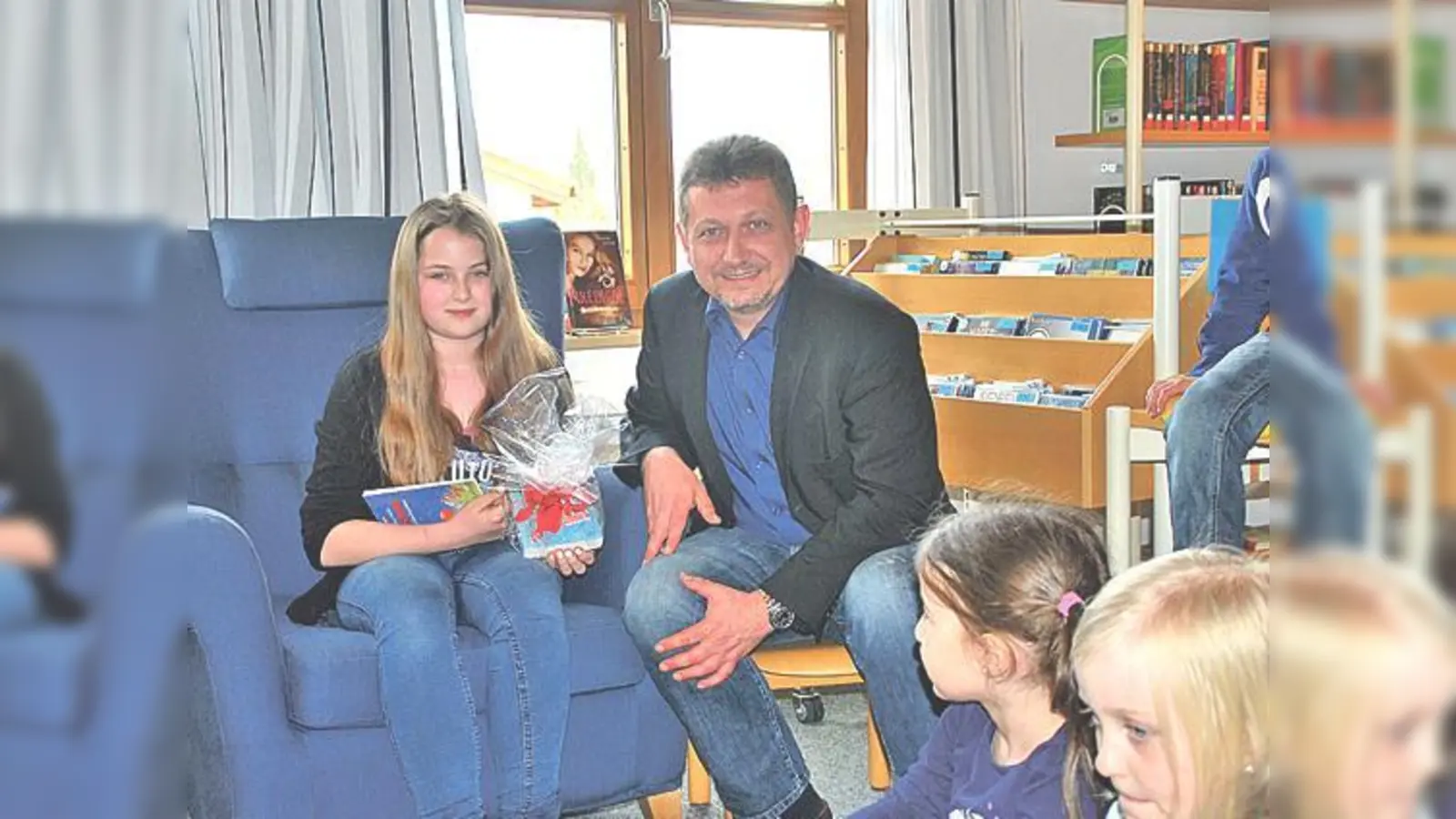 Lisa-Marie Scholz mit Bürgermeister Korneder beim Vorlesen.	 (Foto: privat)