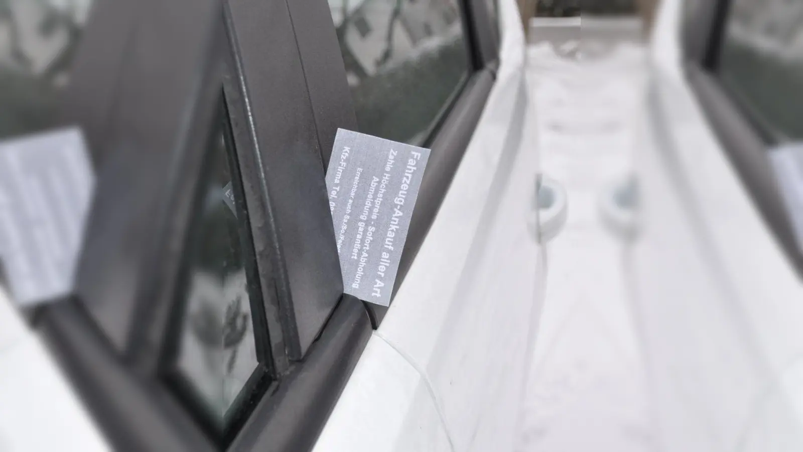 Verlockend, aber oft unseriös: Vorsicht bei Geschäften mit Kärtchenhändlern. (Foto: ADAC)