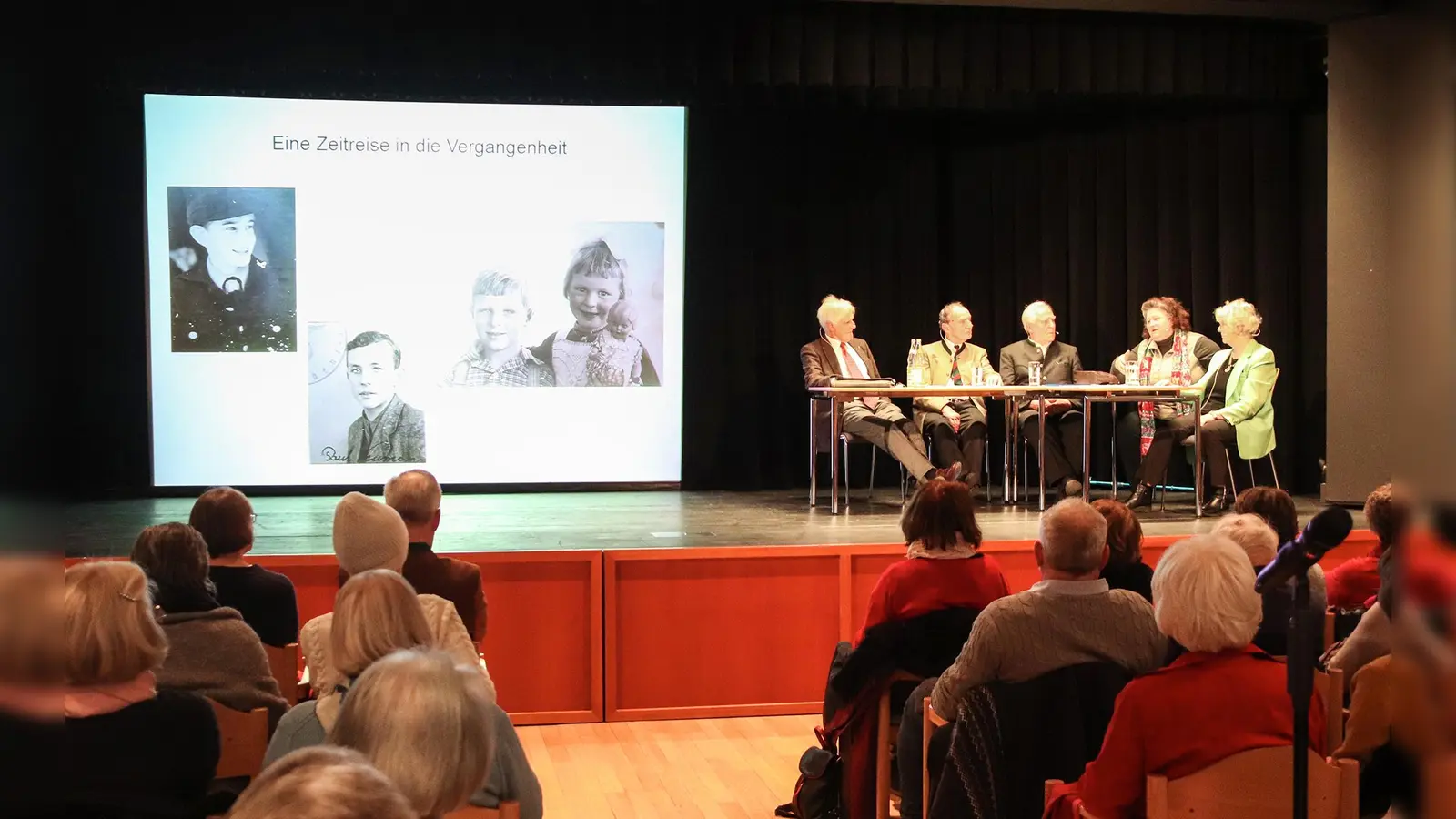 Bis auf den letzten Platz besetzt war die Auftaktveranstaltung "Der schöne Schein der Volksgemeinschaft" im Bürgerhaus Römerschanz.  (Foto: Jakob Pritscher)